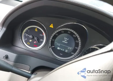 2011 Mercedes-Benz C 300 Luxury 4Matic z USA, uszkodzony, nr VIN WDDGF8BB5BR163208